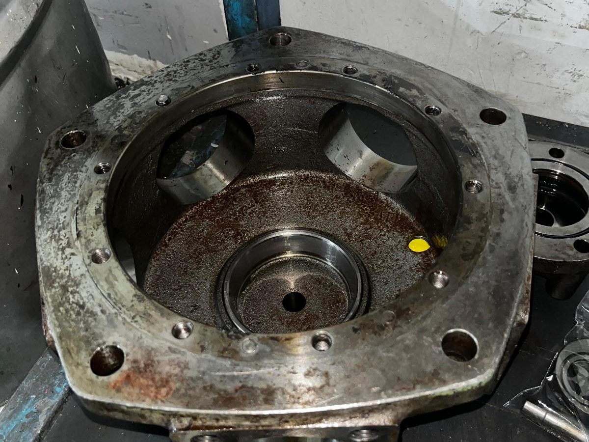 Aşınmış ve paslanmış hidrolik motor gövdesi
