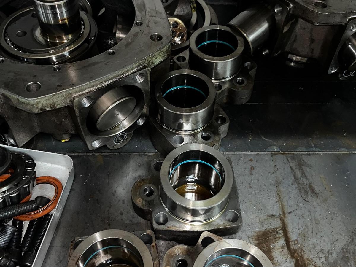 Sökülmüş hidromotor parçaları